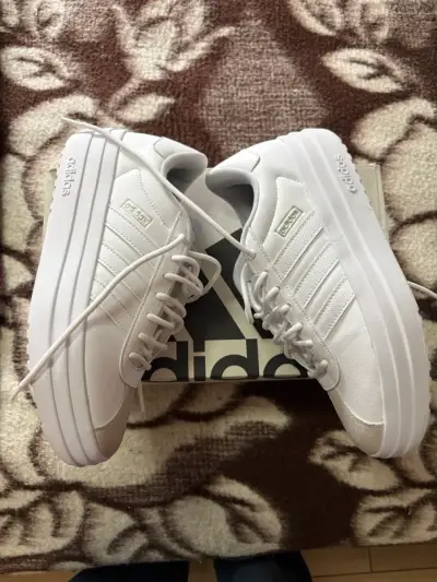 Zapatillas blancas Adidas modernas - miniatura 3