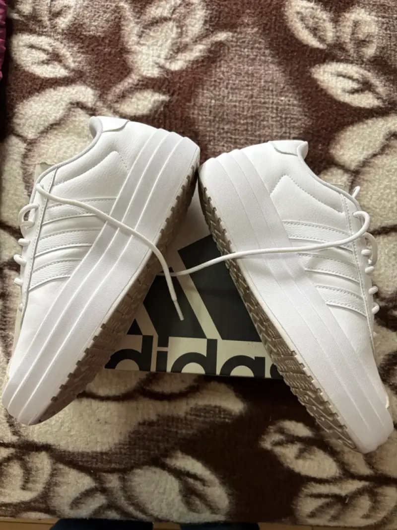 Zapatillas blancas Adidas modernas - 4