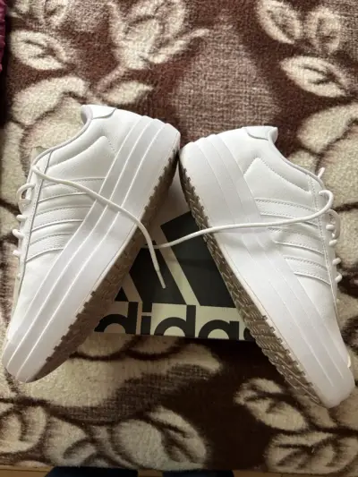 Zapatillas blancas Adidas modernas - miniatura 4