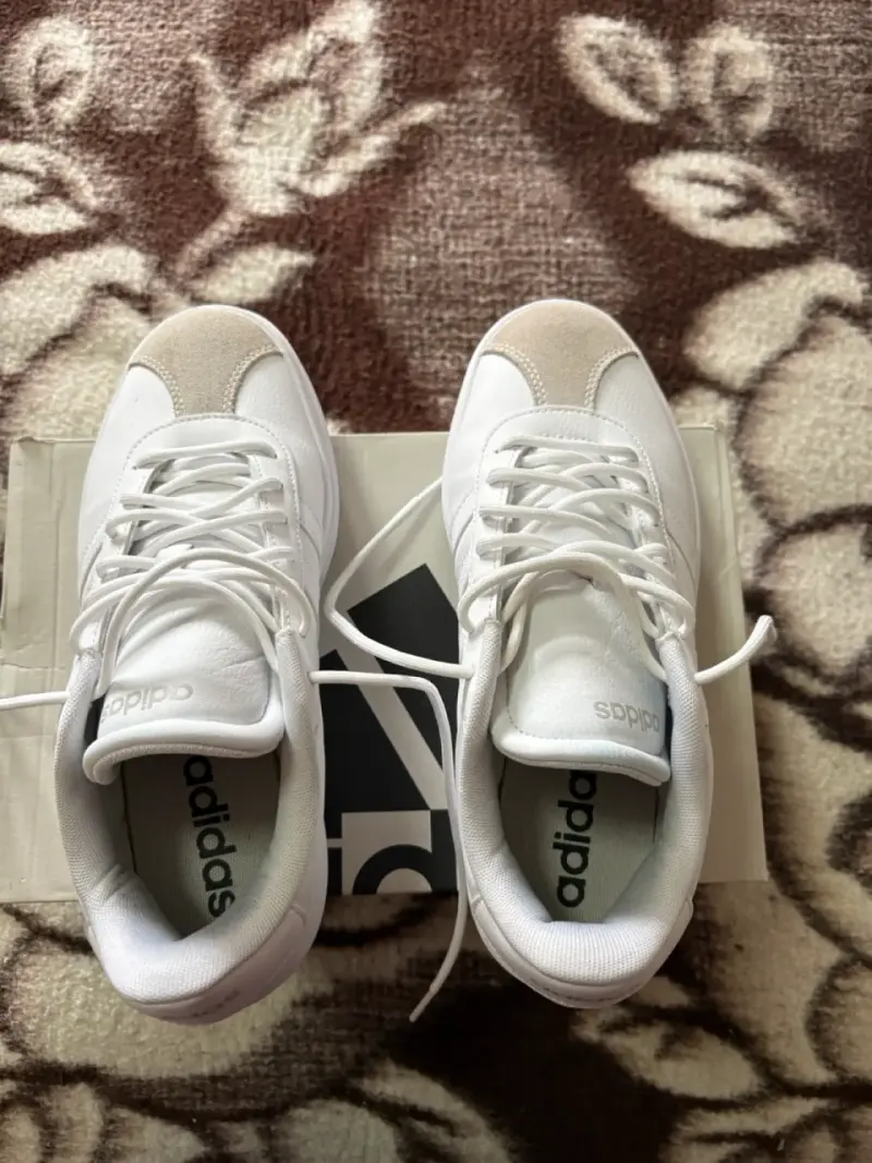 Zapatillas blancas Adidas modernas - 5