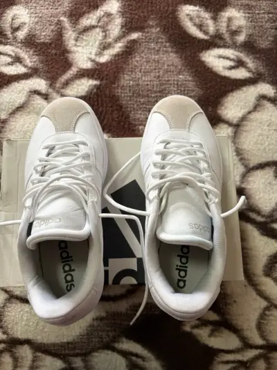 Zapatillas blancas Adidas modernas - miniatura 5