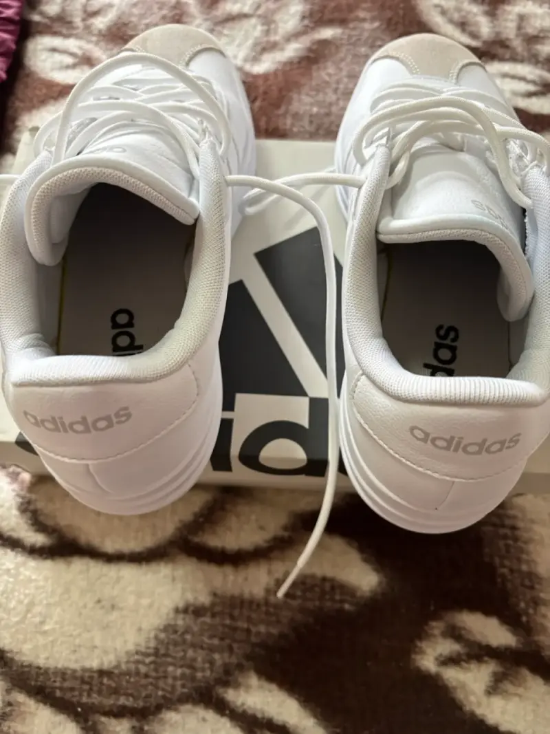 Zapatillas blancas Adidas modernas - 6