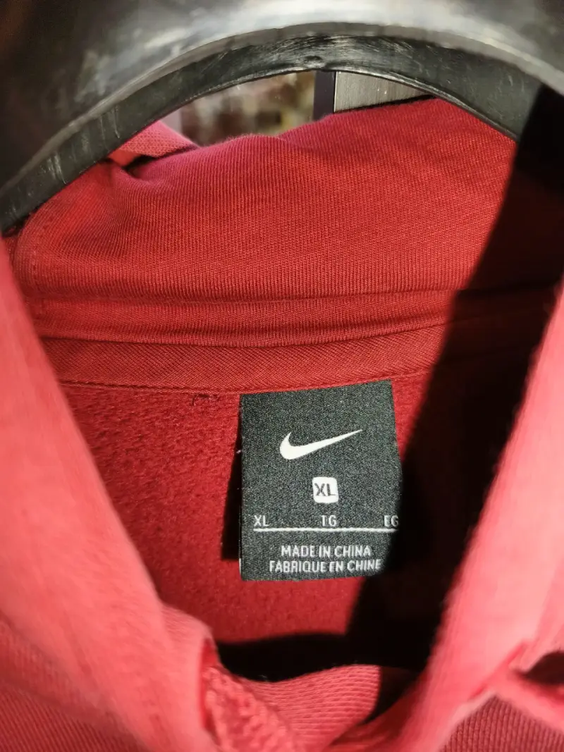 Polerón Nike rojo con logo universitario - 2