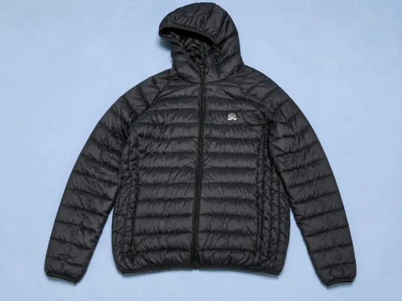 Chaqueta acolchada negra con capucha