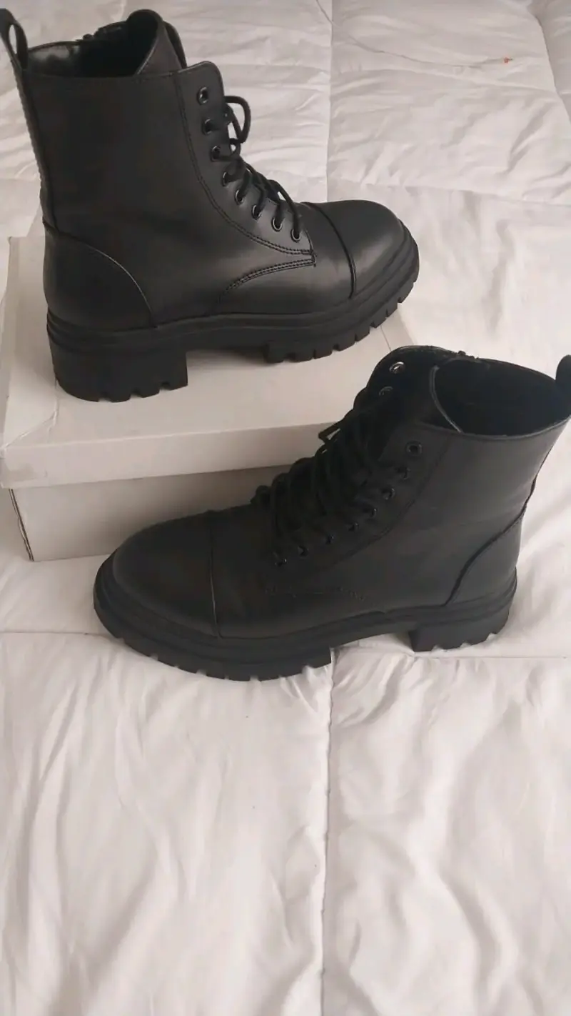 Botas negras de cuero estilo militar