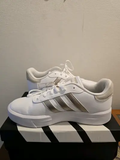 Zapatillas blancas Adidas con detalles plateado - miniatura 1