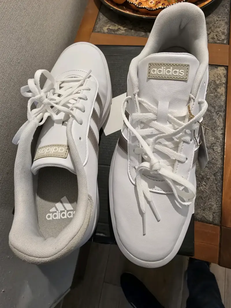 Zapatillas blancas Adidas con detalles plateado - 3
