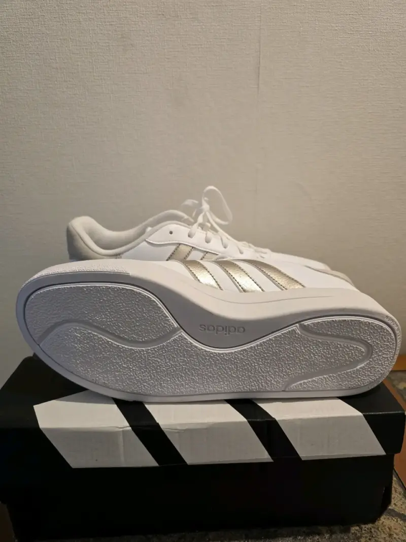 Zapatillas blancas Adidas con detalles plateado - 4