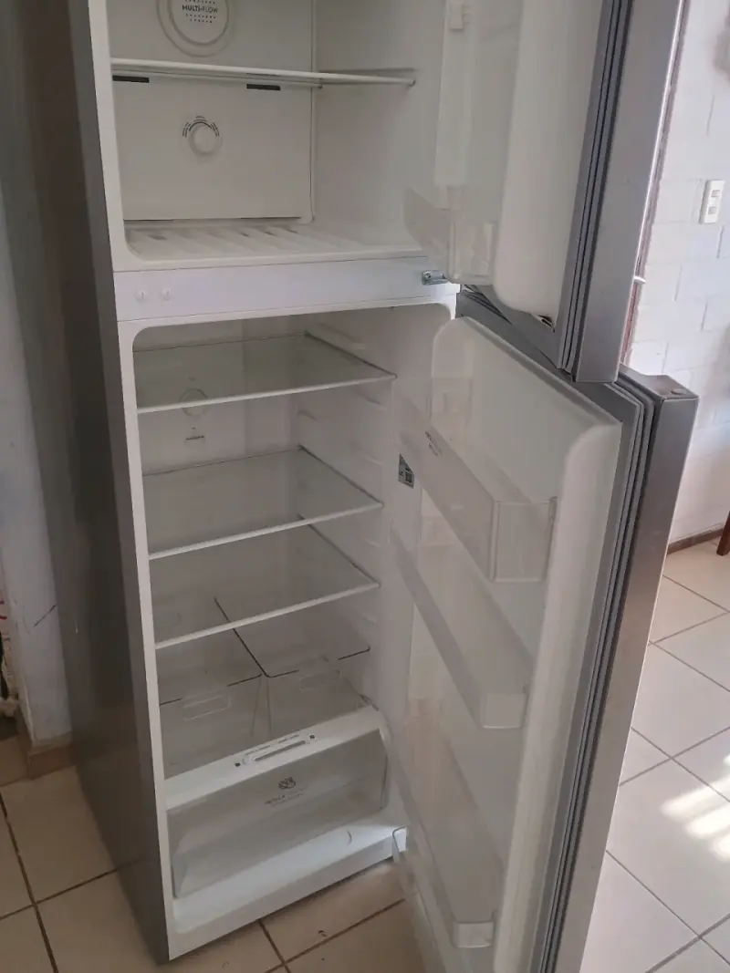 Refrigerador Mademsa de dos puertas en buen estado - 1