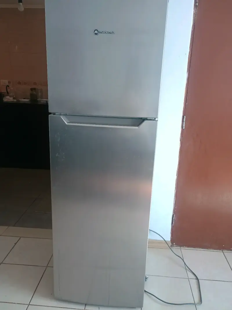 Refrigerador Mademsa de dos puertas en buen estado - 2
