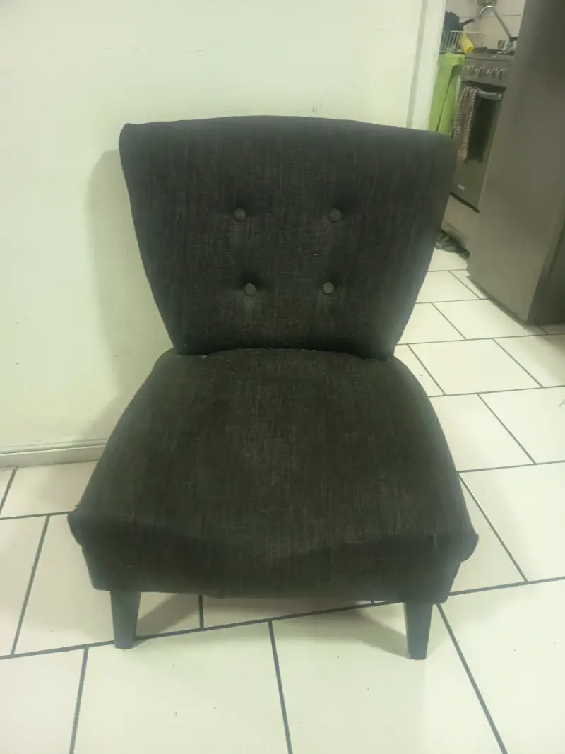 Sillon de Tela Gris Oscuro con Botones - 1