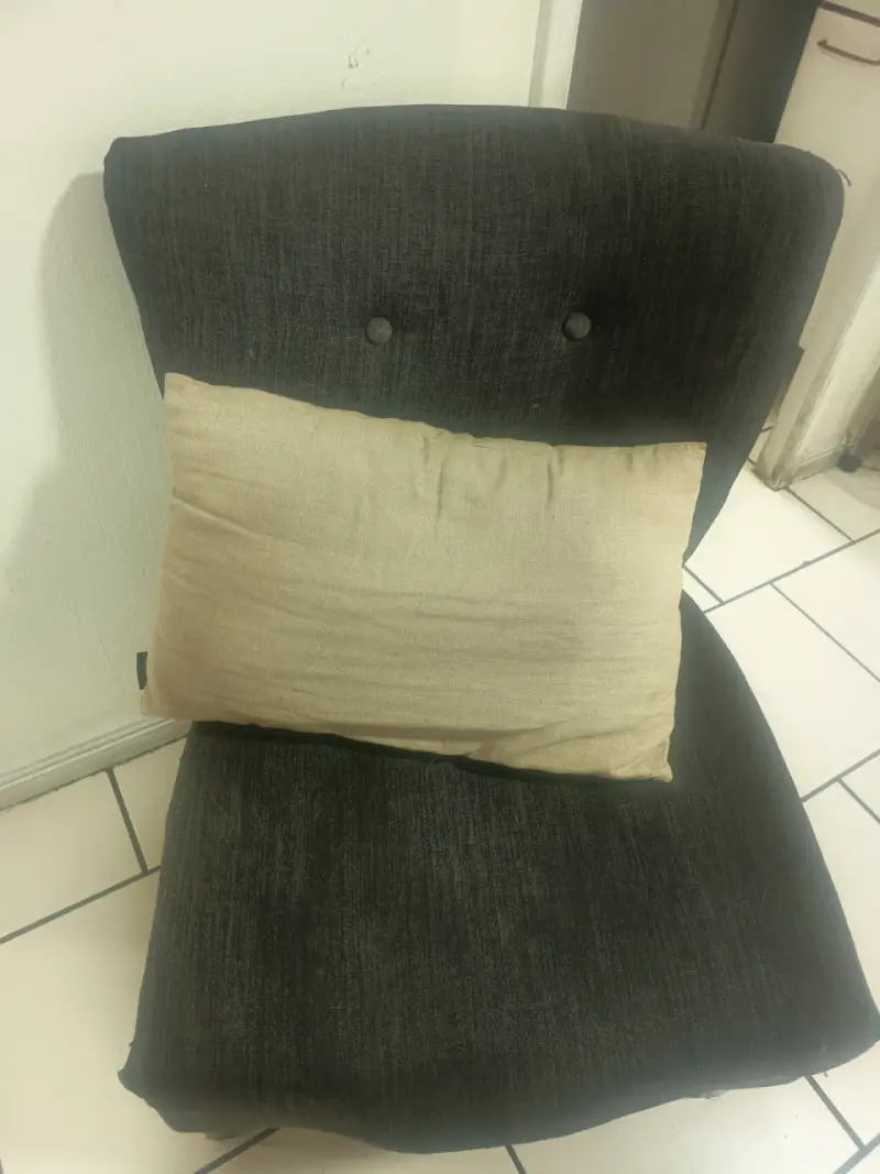Sillon de Tela Gris Oscuro con Botones - 4