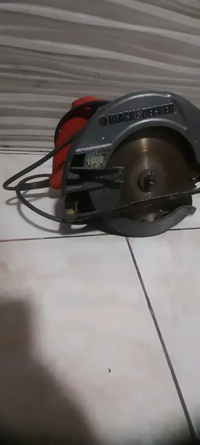 Sierra Circular Black & Decker 1400W - miniatura 2