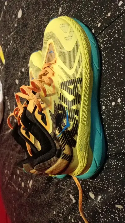 Zapatillas deportivas Hoka amarillas para correr - miniatura 1