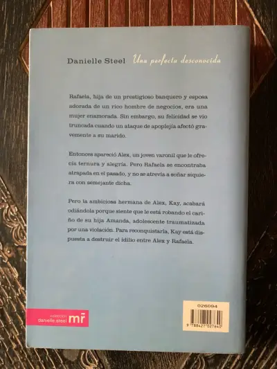 Libro 'Una Perfecta Desconocida' de Danielle Steel - miniatura 2