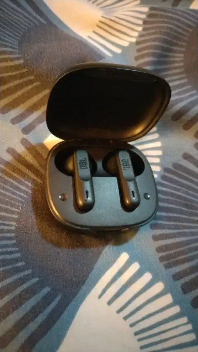 Audífonos inalámbricos JBL negros con estuche - miniatura 1
