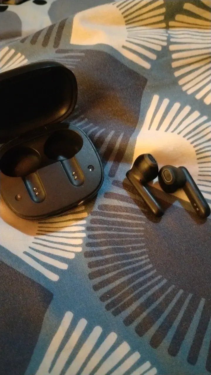 Audífonos inalámbricos JBL negros con estuche - 2