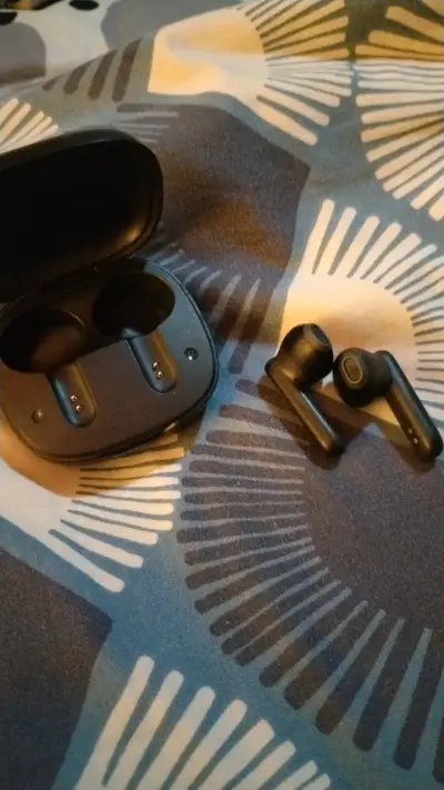 Audífonos inalámbricos JBL negros con estuche - miniatura 2