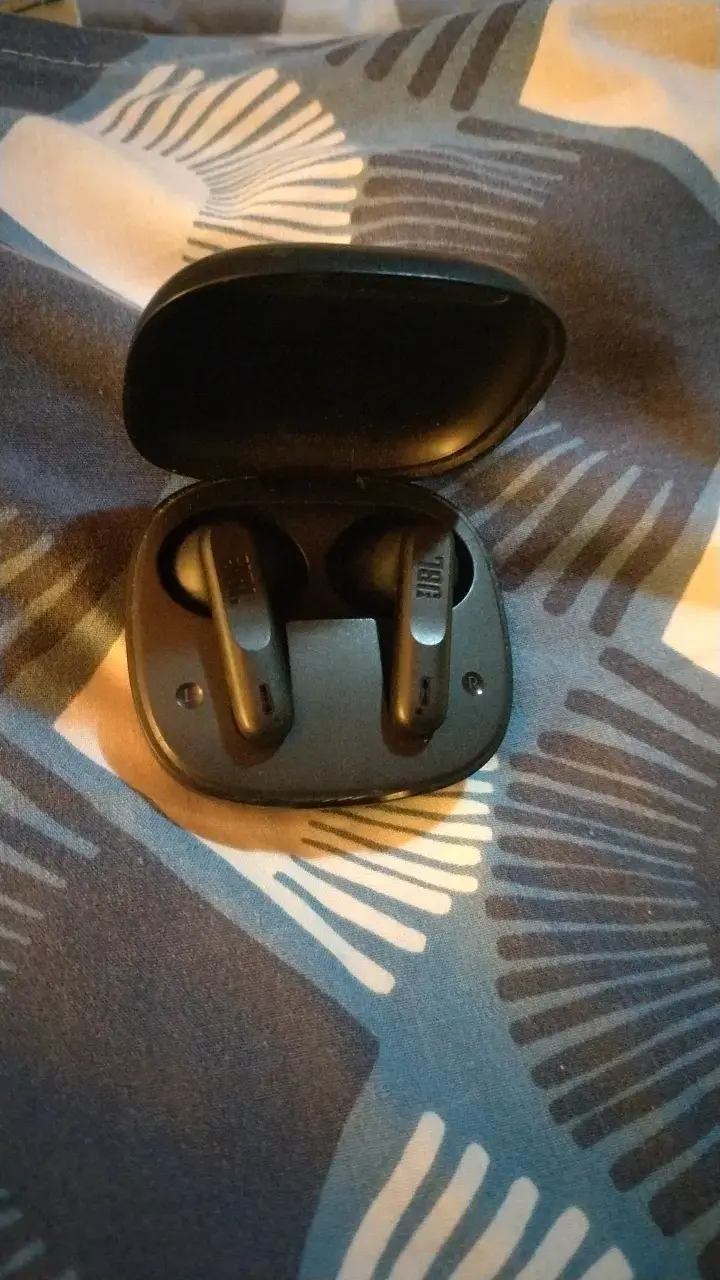 Audífonos inalámbricos JBL negros con estuche - 3
