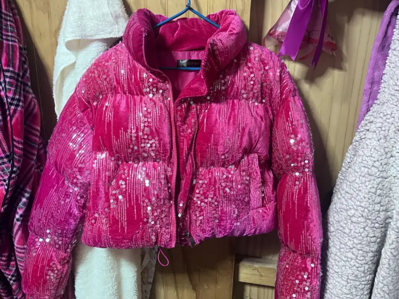 Chaqueta puffa rosa con lentejuelas - 1