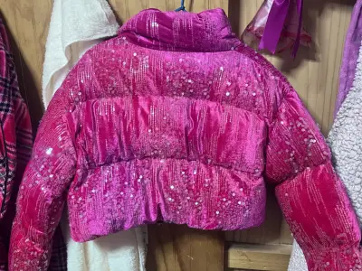 Chaqueta puffa rosa con lentejuelas - miniatura 2