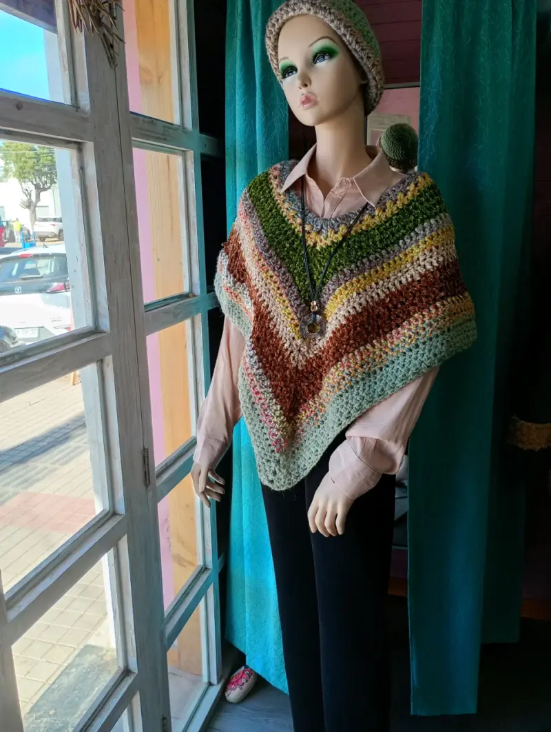 Poncho tejido a crochet multicolor para mujer.