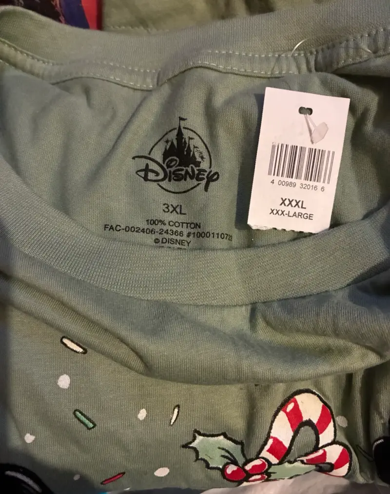 Polera Disney World verde con estampado navideño - 4