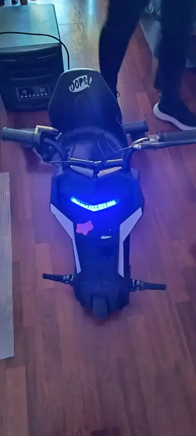 Triciclo eléctrico - miniatura 1
