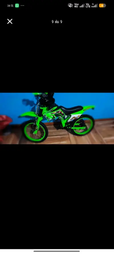 Bicicleta infantil verde con diseño deportivo - miniatura 1