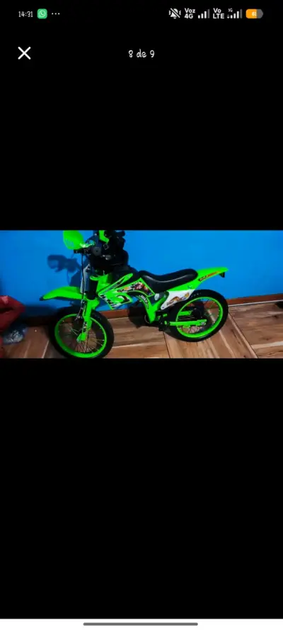 Bicicleta infantil verde con diseño deportivo - miniatura 2