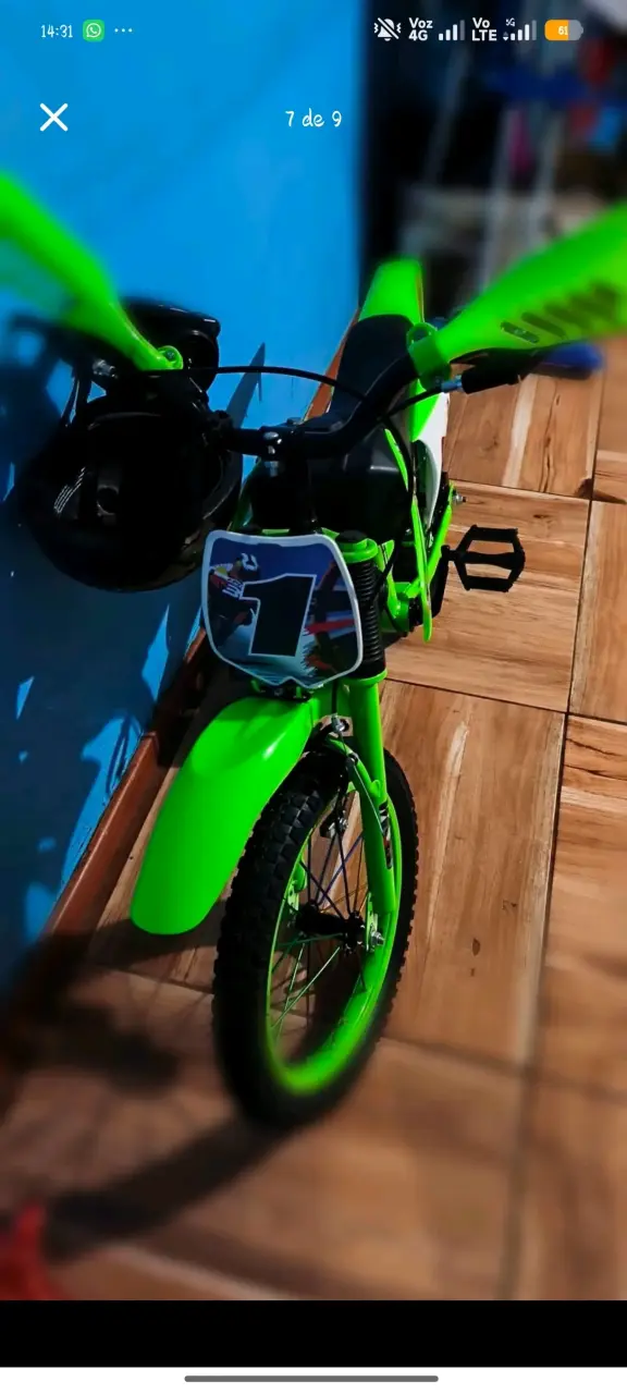 Bicicleta infantil verde con diseño deportivo - 3