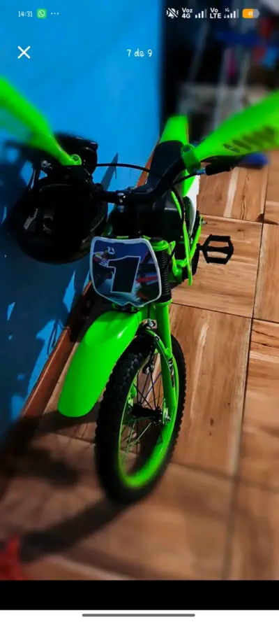 Bicicleta infantil verde con diseño deportivo - miniatura 3