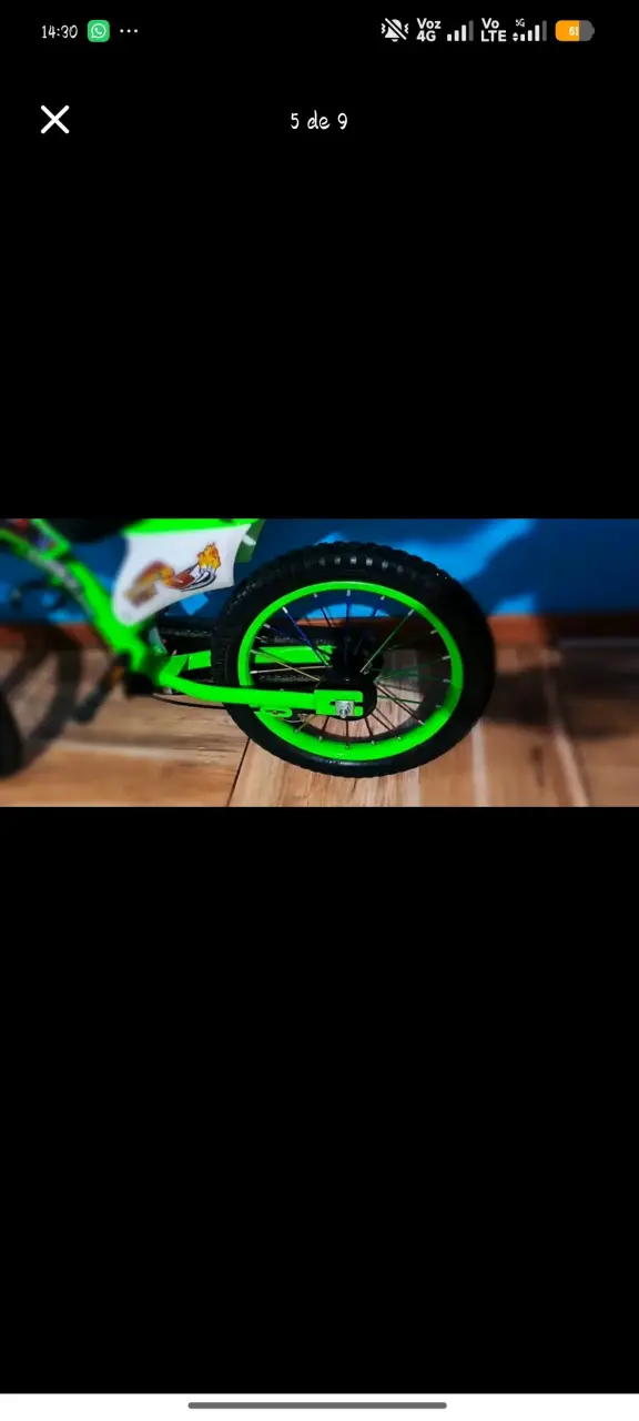 Bicicleta infantil verde con diseño deportivo - 5