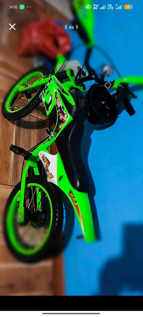 Bicicleta infantil verde con diseño deportivo - 6