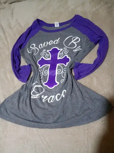 Polera manga larga gris y morada con diseño de cruz - miniatura 1