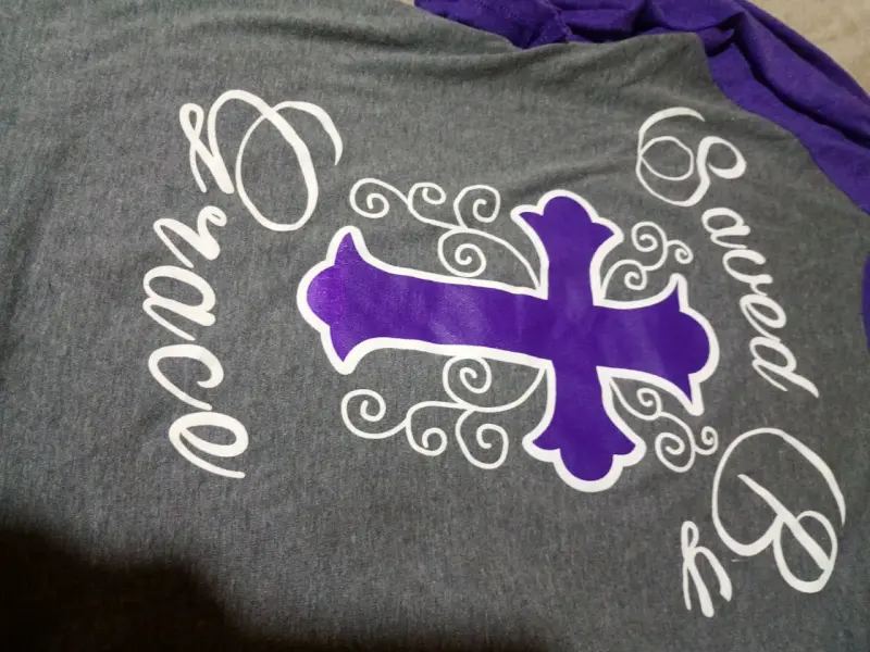 Polera manga larga gris y morada con diseño de cruz - 2