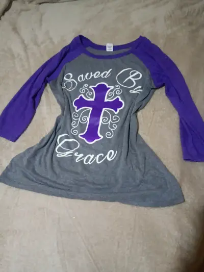 Polera manga larga gris y morada con diseño de cruz - miniatura 3