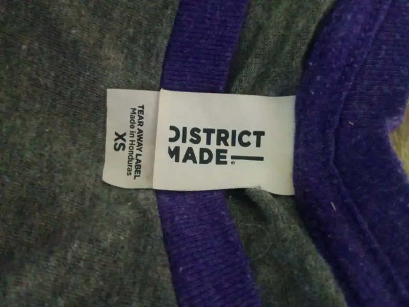 Polera manga larga gris y morada con diseño de cruz - 4