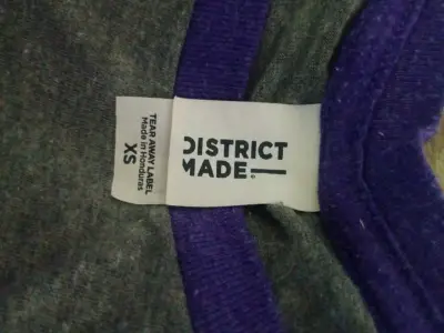 Polera manga larga gris y morada con diseño de cruz - miniatura 4