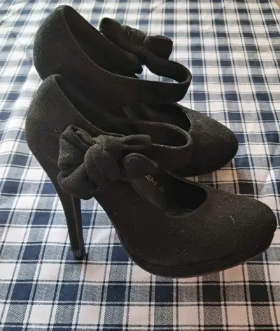 Zapatos de tacón alto negros con lazo - miniatura 1