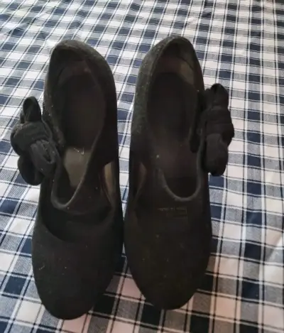 Zapatos de tacón alto negros con lazo - miniatura 2