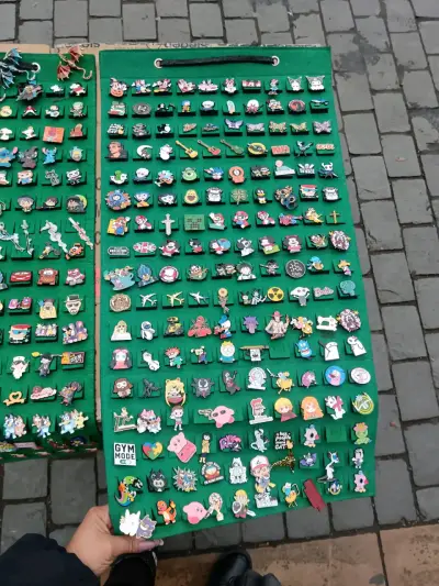 Colección de pines decorativos variados - miniatura 1