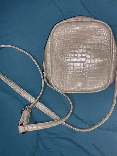 Cartera cruzada beige con textura de cocodrilo - miniatura 1