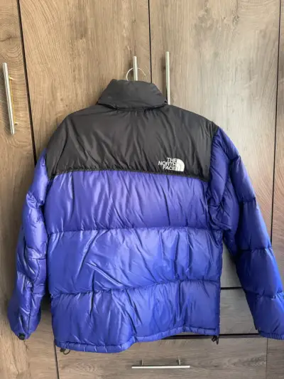 Chaqueta de plumas The North Face azul y negra - miniatura 2