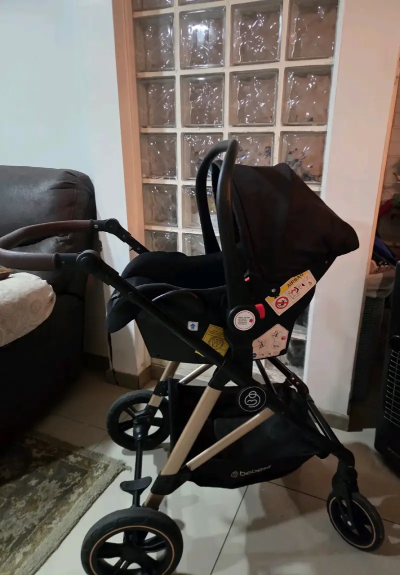 Coche de bebé Bebesit con silla de auto y capota negra - 1