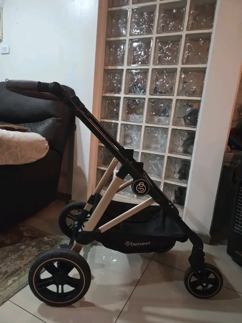 Coche de bebé Bebesit con silla de auto y capota negra - 2