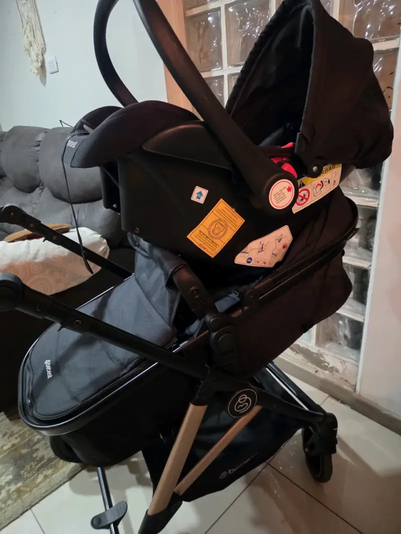 Coche de bebé Bebesit con silla de auto y capota negra - 3