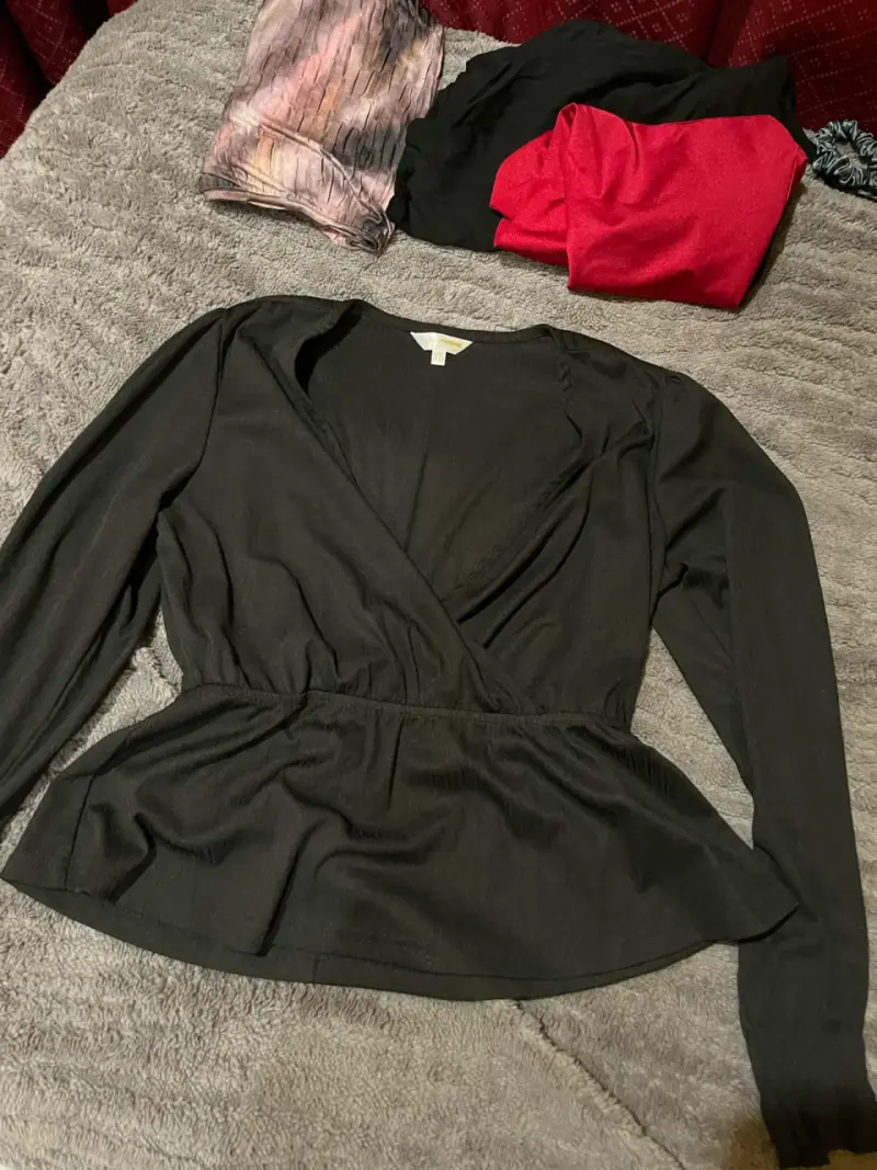 Blusa negra de manga larga con diseño cruzado