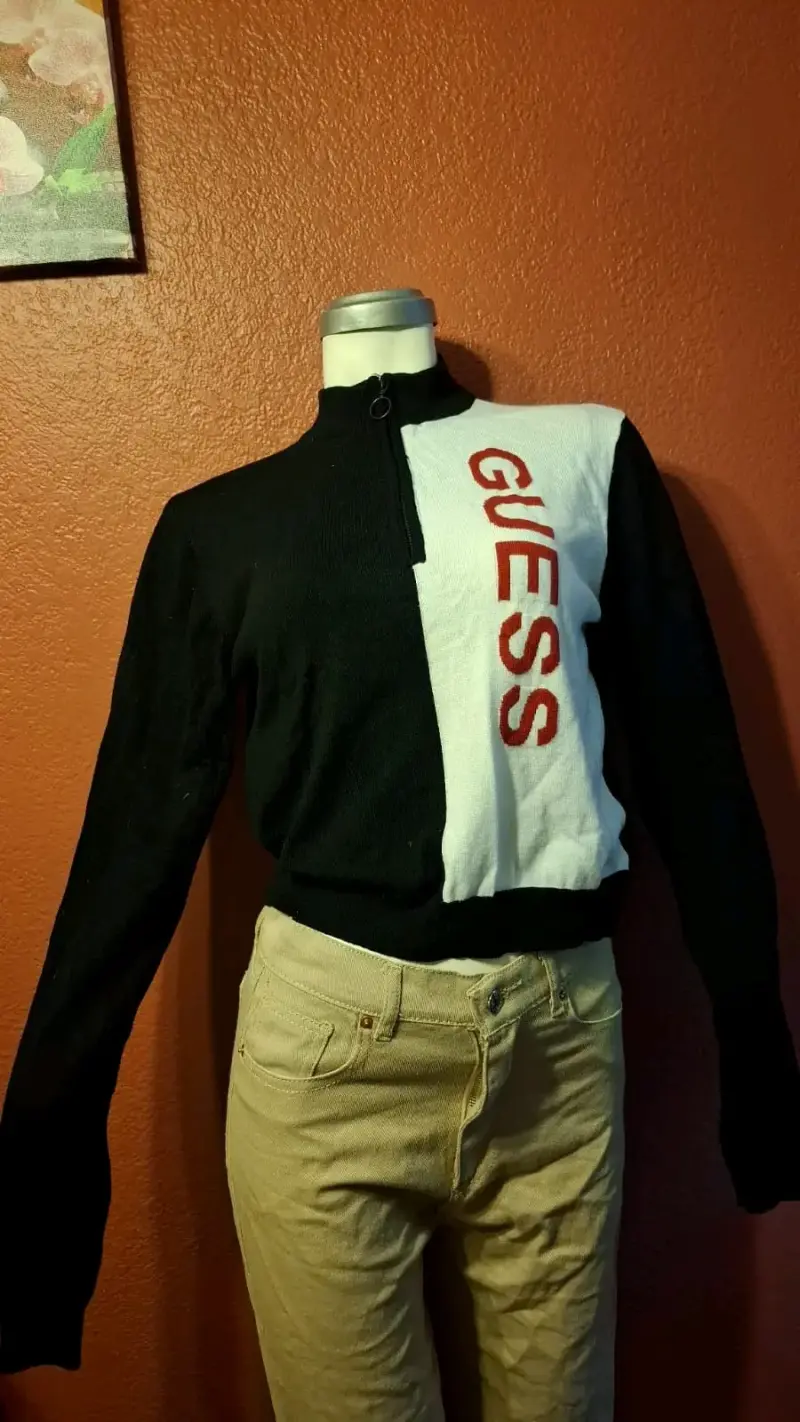 Suéter negro con logo Guess