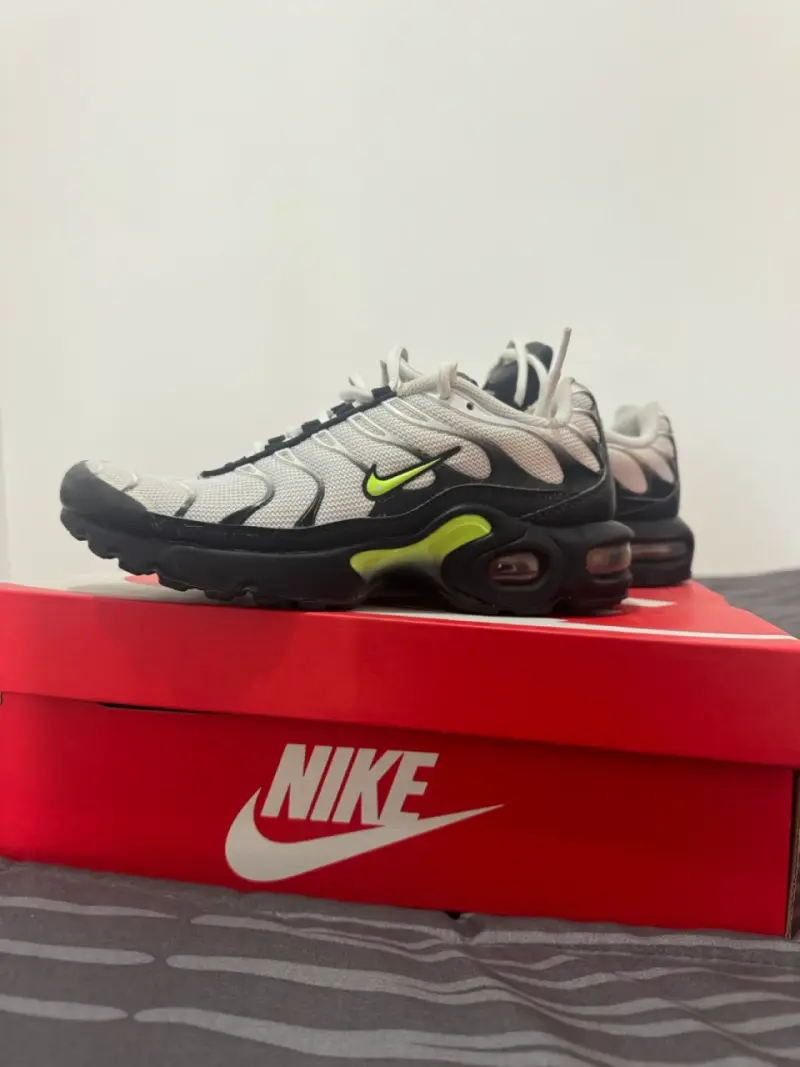 Zapatillas Nike Air Max Plus Blancas y Negras - 1